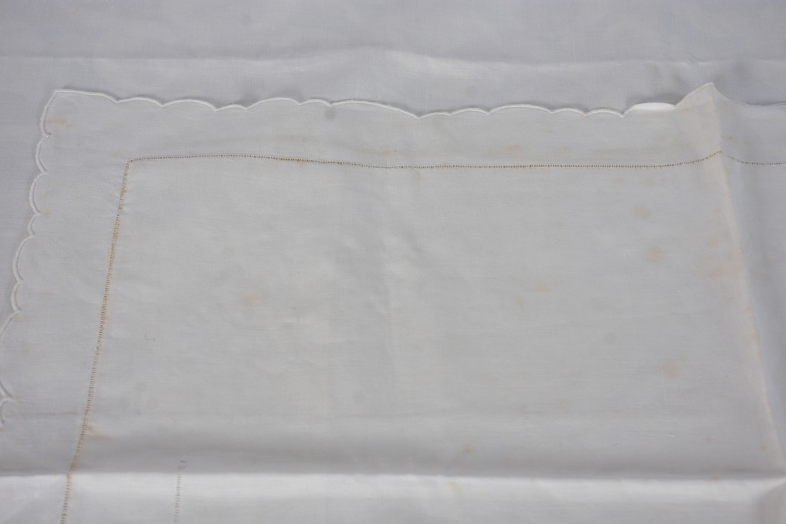 Lençol com bordados na cor bege, acompanham 2 fronhas. Com manchas. - foto 2 de 6