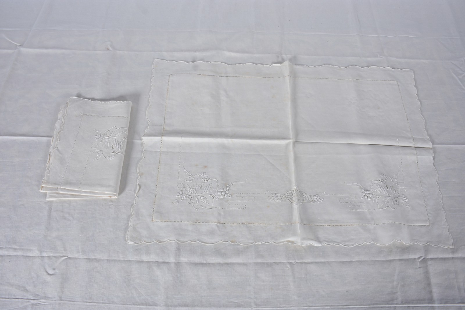 Lençol com bordados na cor bege, acompanham 2 fronhas. Com manchas. - foto 4 de 6