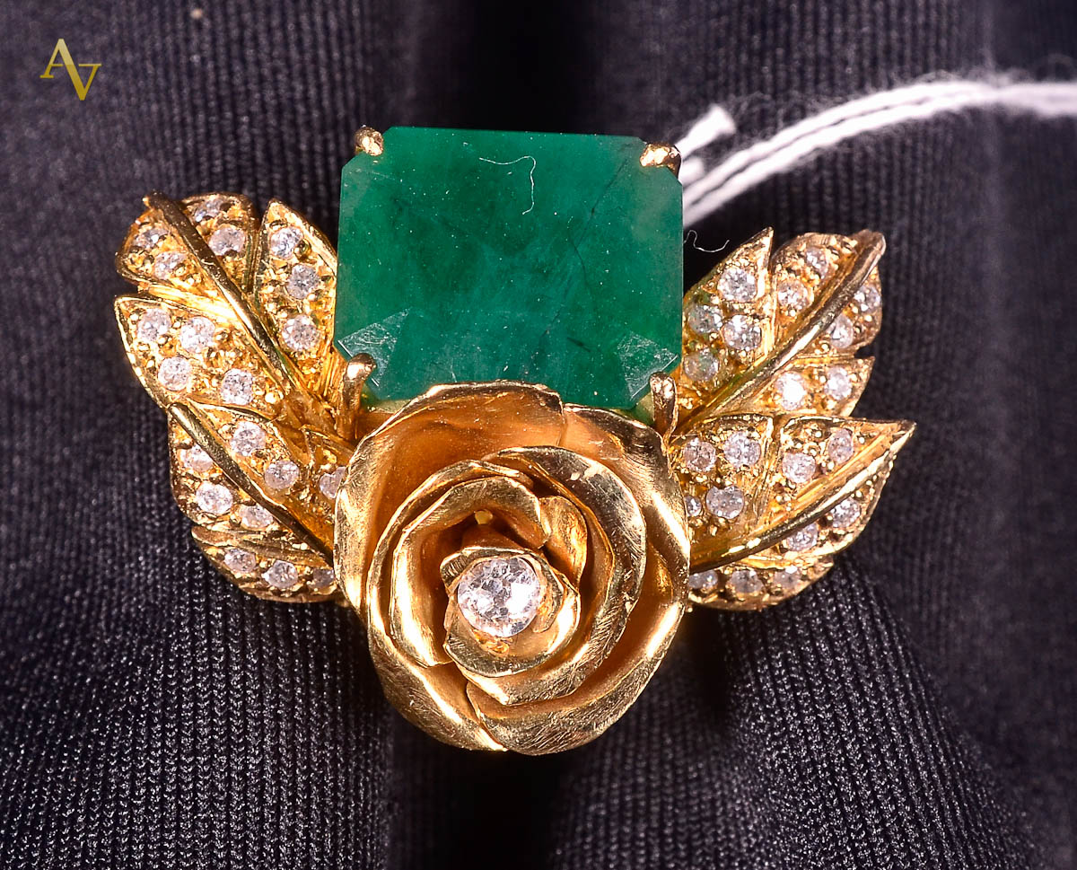 Anel de ouro 18 k com esmeralda e brilhantes.