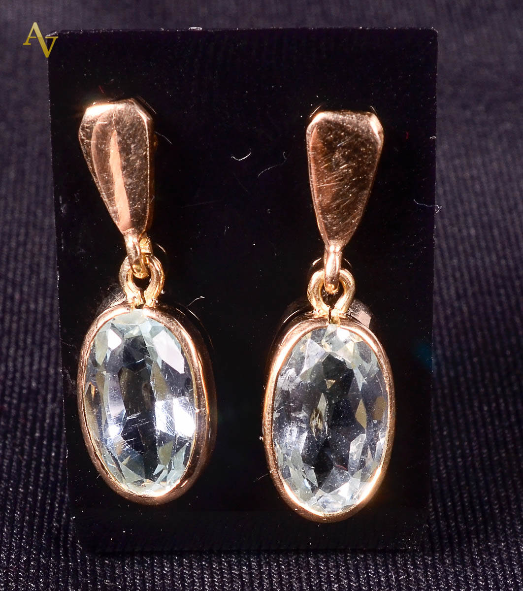 Brincos de ouro 18 k e águas - marinhas. Peso total: 4,4 gr.