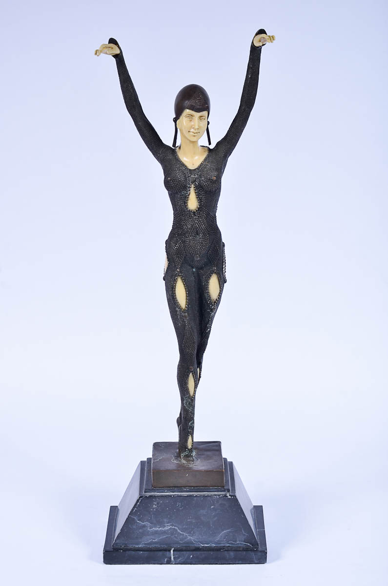 Estatueta de bronze, representando bailarina c/ base de mármore. Alt...