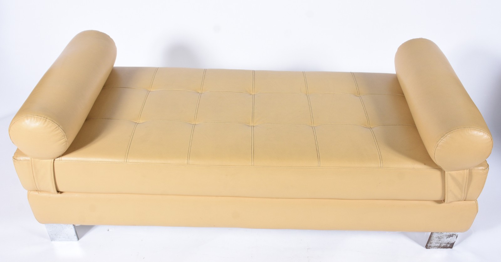 Grande banco estofado e forrado com couro ecológico na cor creme, pés... - foto 2 de 5