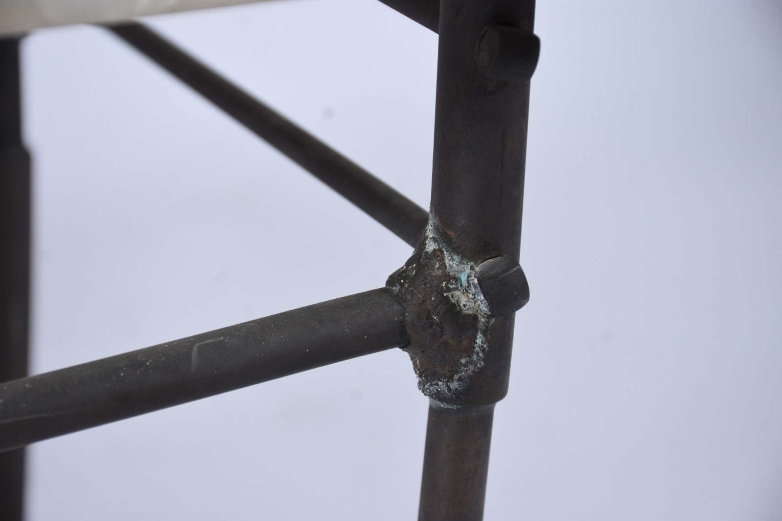 Mesa de centro, base de metal, tampo feitio retangular de mármore... - foto 5 de 8