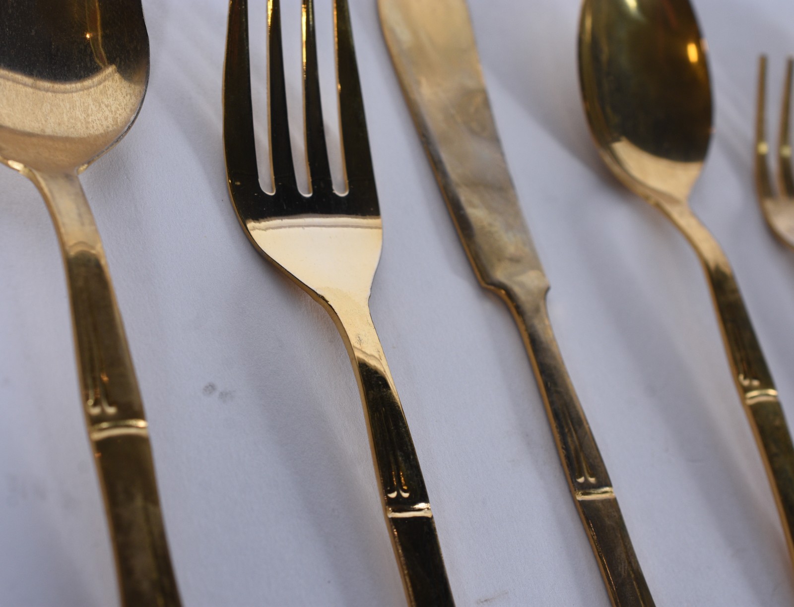 Faqueiro de metal dourado STAINLESS JAPAN composto de: 12 colheres... - foto 3 de 9