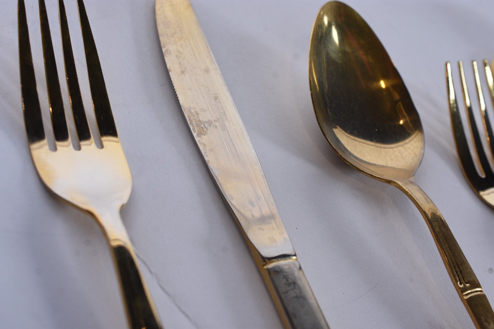 Faqueiro de metal dourado STAINLESS JAPAN composto de: 12 colheres... - foto 4 de 9