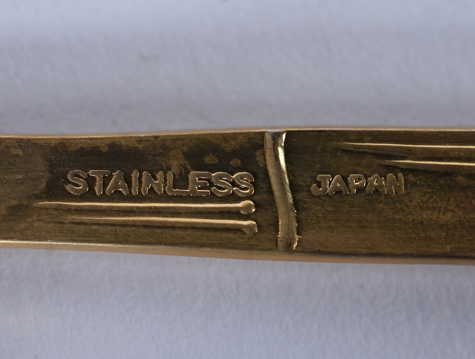 Faqueiro de metal dourado STAINLESS JAPAN composto de: 12 colheres... - foto 8 de 9