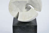 BRUNO GIORGI - Escultura de mármore repres. Met... - BRUNO GIORGI - Escultura de mármore repres. Meteoro, base de mármore negro, alt.total 44 cm.