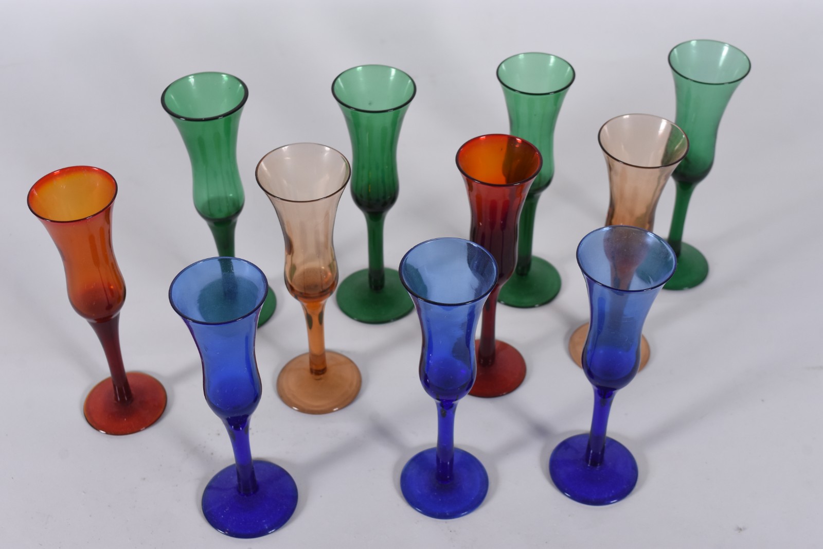 Onze cálices para licor de vidro em diversas cores. - foto 1 de 3
