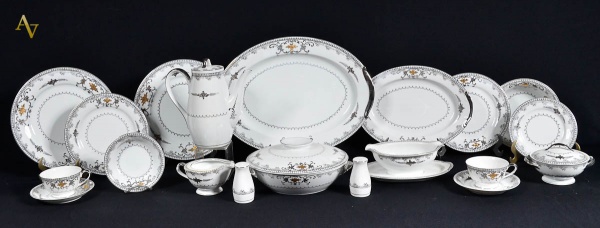 Aparelho de jantar e chá de porcelana japonesa branca pintada a mão...