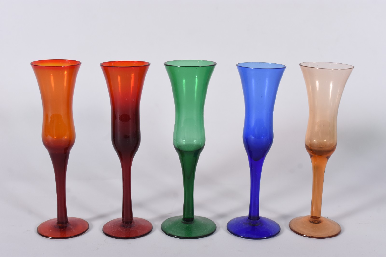 Onze cálices para licor de vidro em diversas cores. - foto 2 de 3
