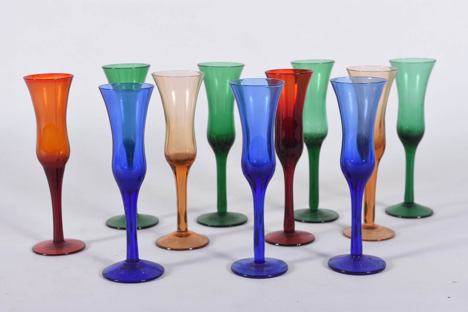Onze cálices para licor de vidro em diversas cores. - foto 3 de 3