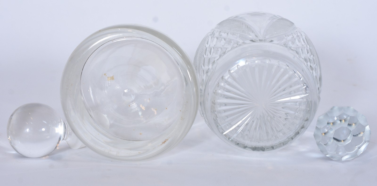 Duas garrafas de cristal. - foto 4 de 5