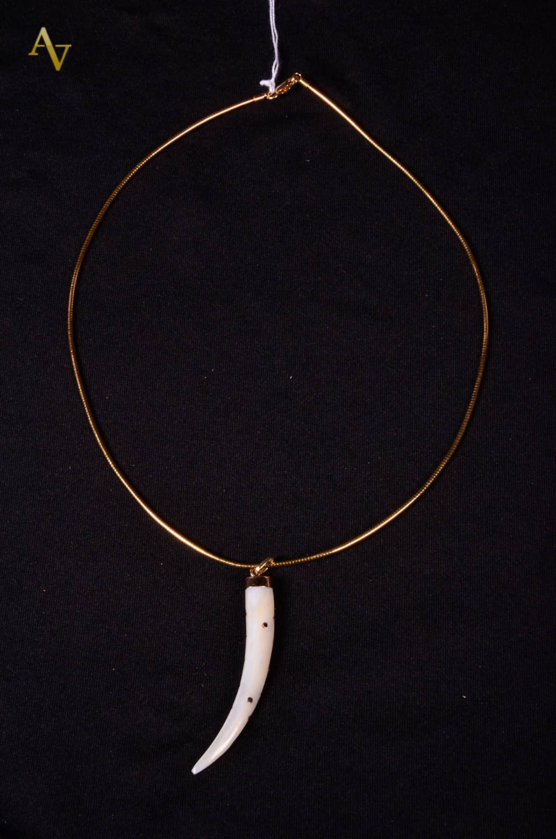 Pendente e seu cordão - madrepérola e ouro 18 k, em formato de presa...