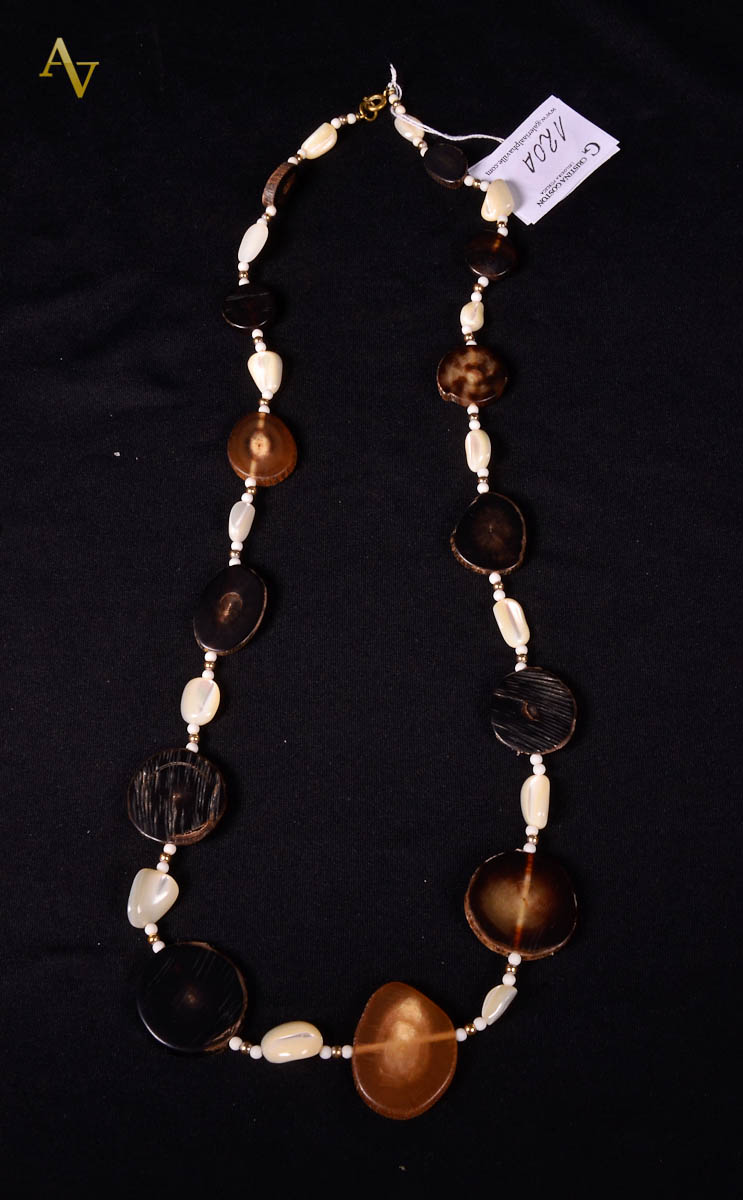 Colar de madrepérolas, madeira petrificada e ouro 18 k.