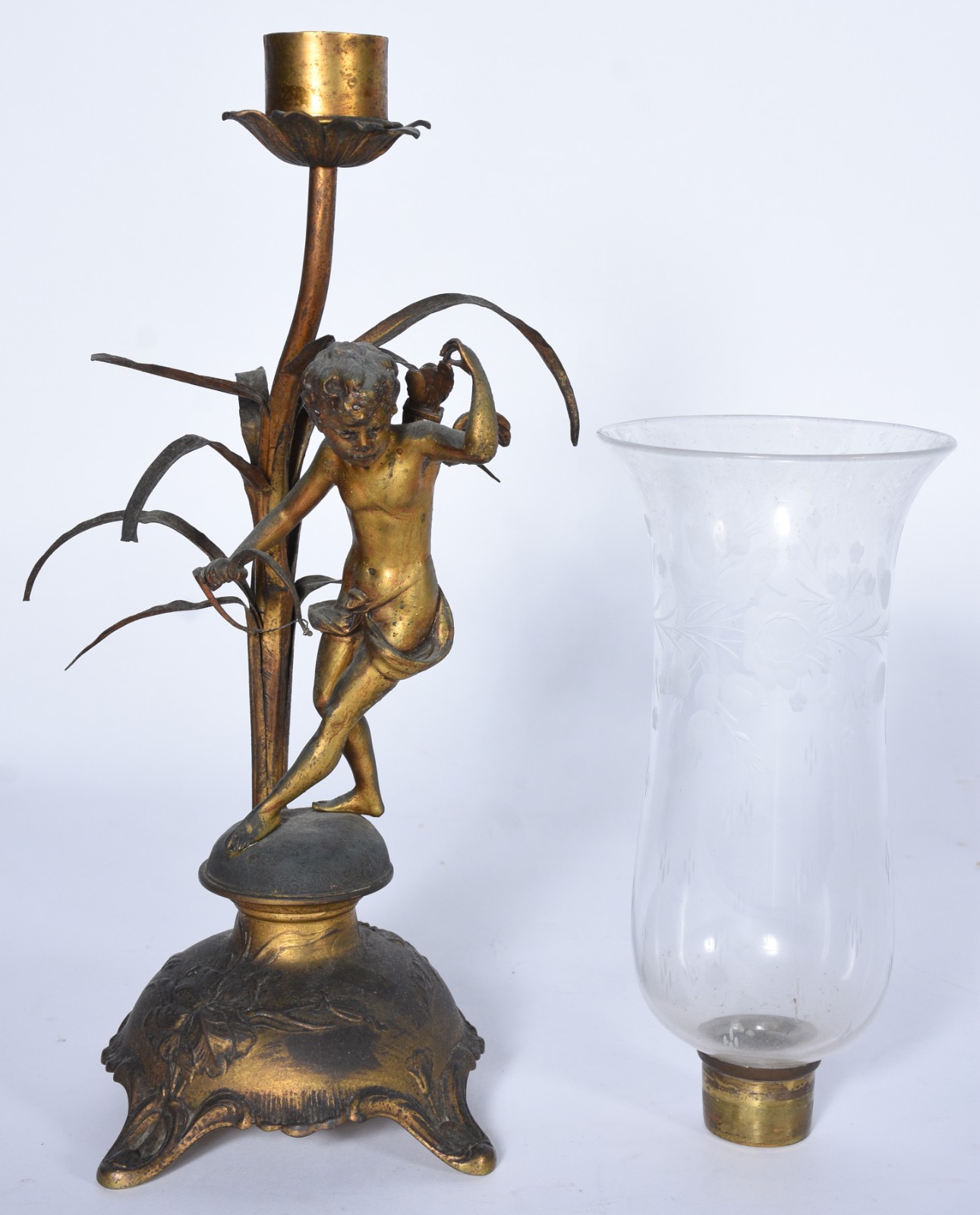 Luminária de metal dourado com figura feminina, cúpula de vidro... - foto 2 de 10