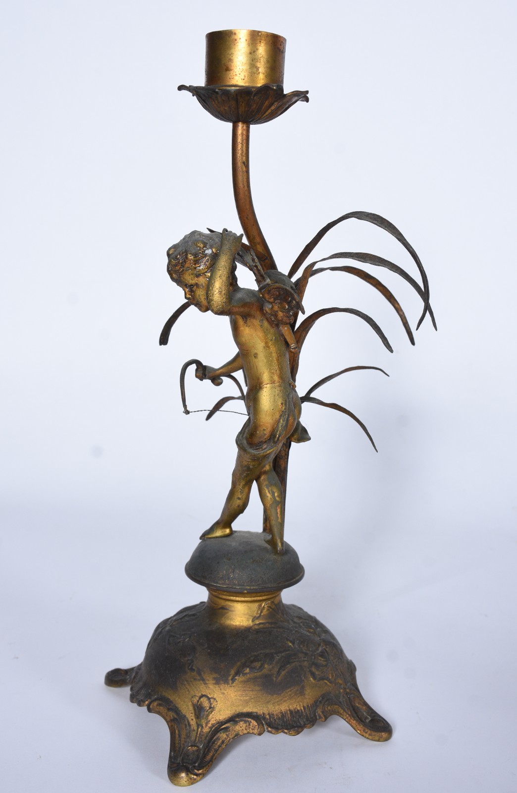 Luminária de metal dourado com figura feminina, cúpula de vidro... - foto 3 de 10
