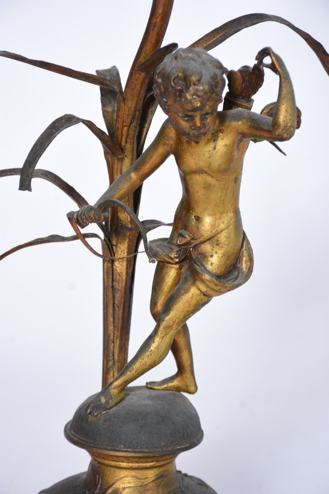 Luminária de metal dourado com figura feminina, cúpula de vidro... - foto 4 de 10