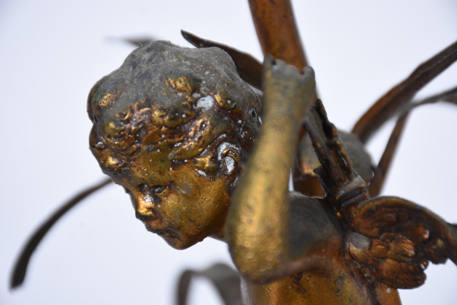 Luminária de metal dourado com figura feminina, cúpula de vidro... - foto 8 de 10