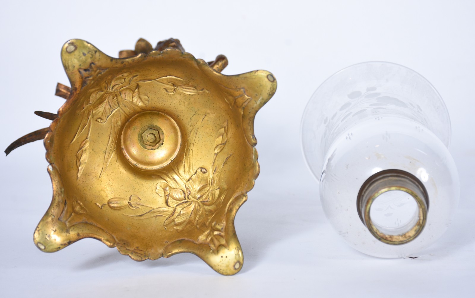 Luminária de metal dourado com figura feminina, cúpula de vidro... - foto 9 de 10