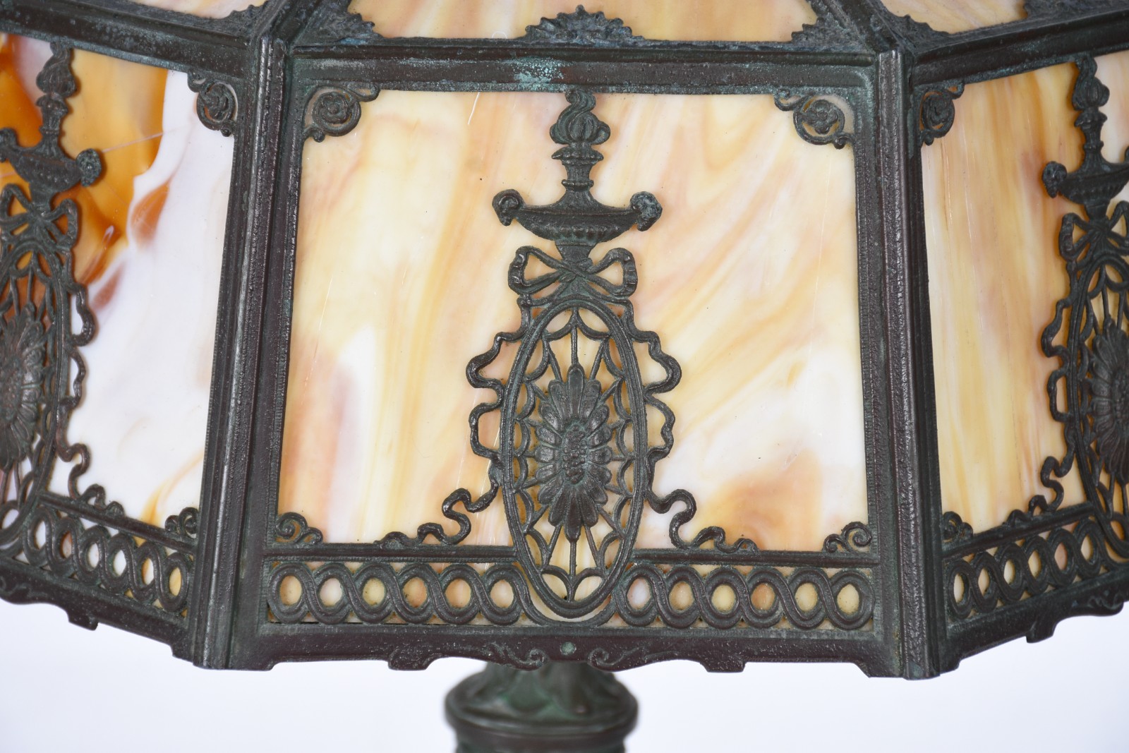 Luminária de metal, cúpula oitavada em pasta de vidro mesclado na cor... - foto 2 de 6