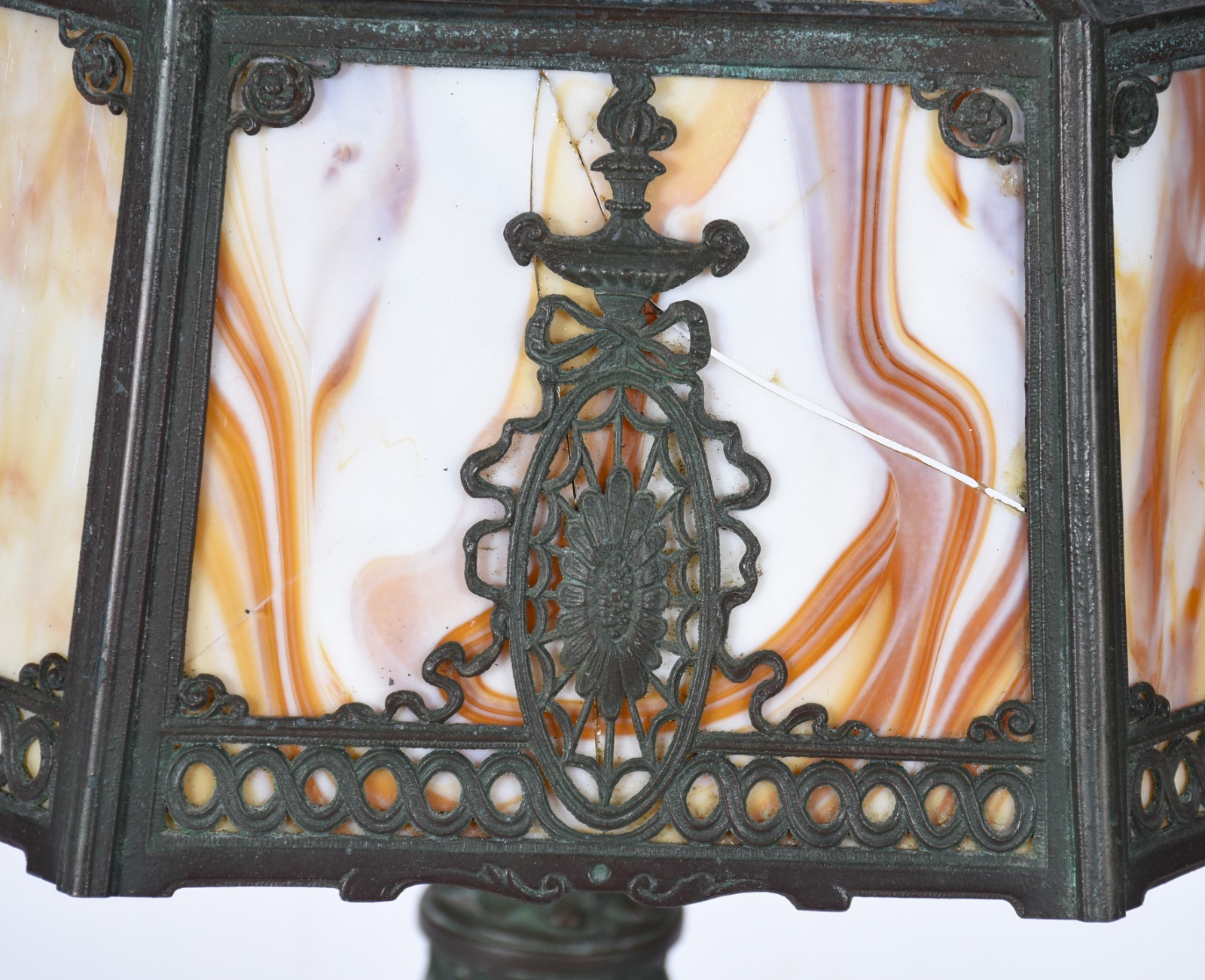 Luminária de metal, cúpula oitavada em pasta de vidro mesclado na cor... - foto 3 de 6