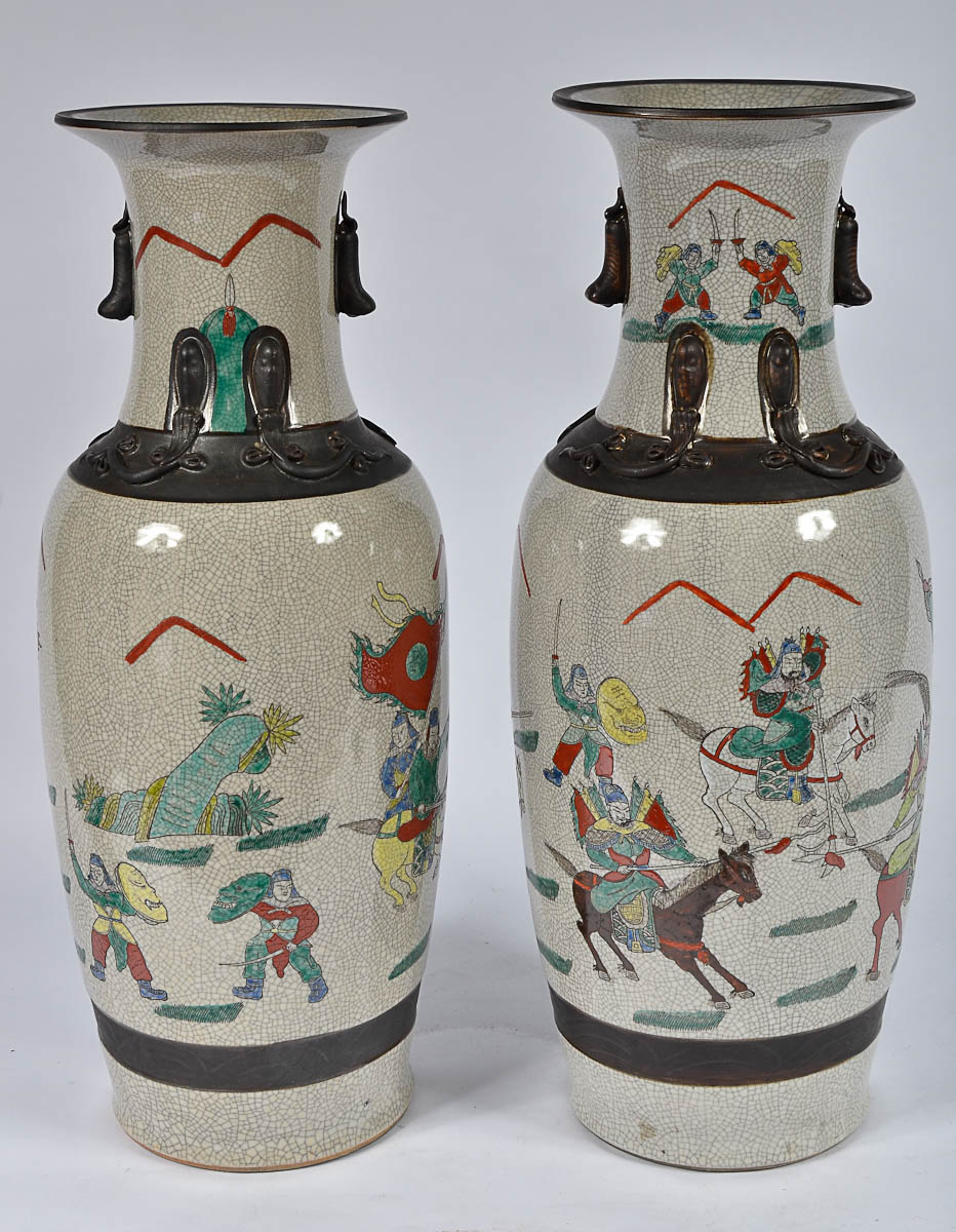 Par de vasos de porcelana oriental com guerreiro em policromia. Alt...