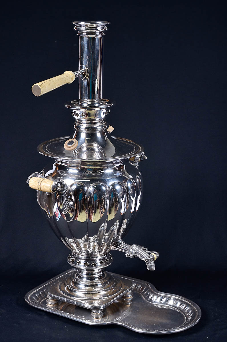 Grande samovar de metal prateado com presentoir, corpo gomado e...