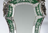 Espelho estilo veneziano, com detalhes na cor v... - Espelho estilo veneziano, com detalhes na cor verde. Med. 127 x 71 cm.