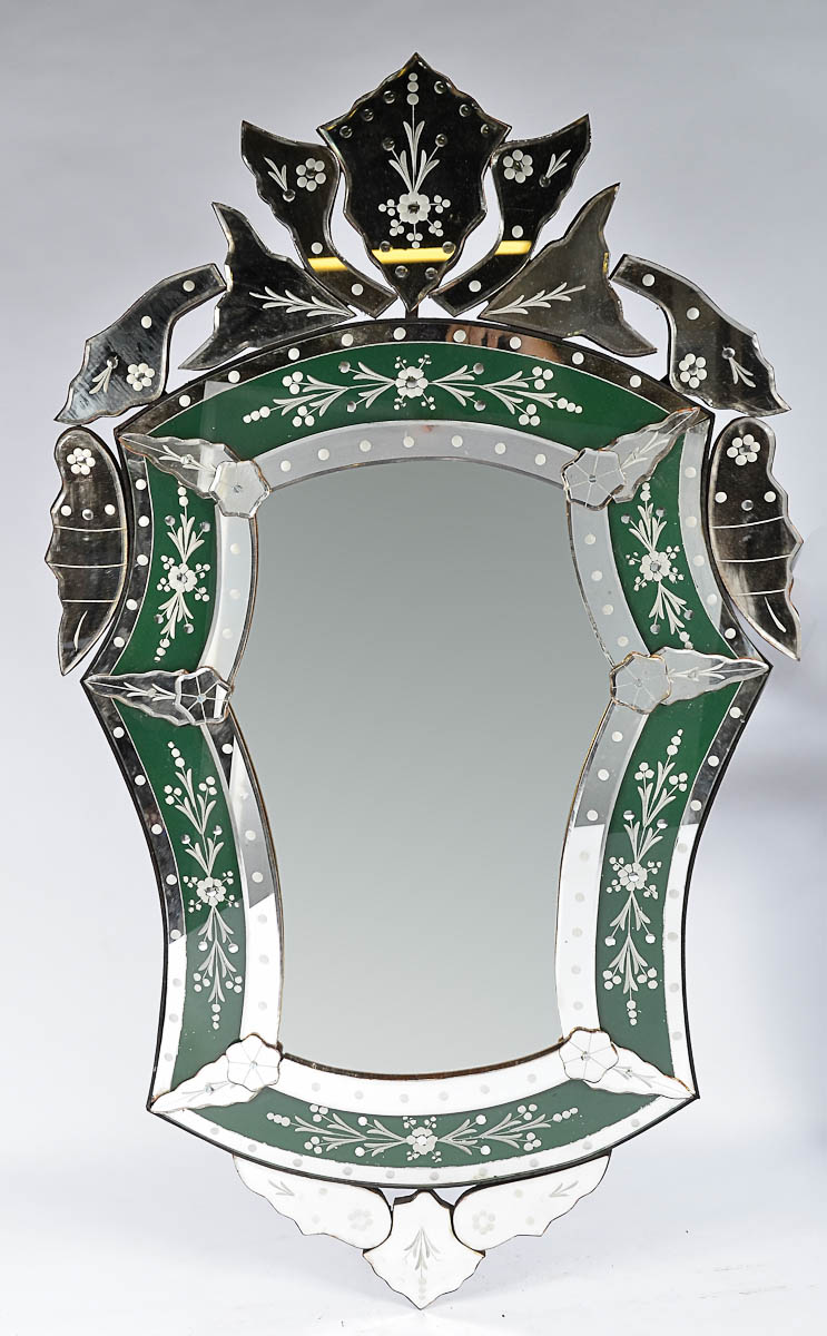 Espelho estilo veneziano, com detalhes na cor verde. Med. 127 x 71 cm.