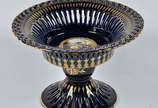 Fruteira de porcelana francesa de SÉVRES na cor... - Fruteira de porcelana francesa de SÉVRES na cor azul cobalto decorada com cena romântica em policromia, bordas vazadas com detalhes dourados. Di...