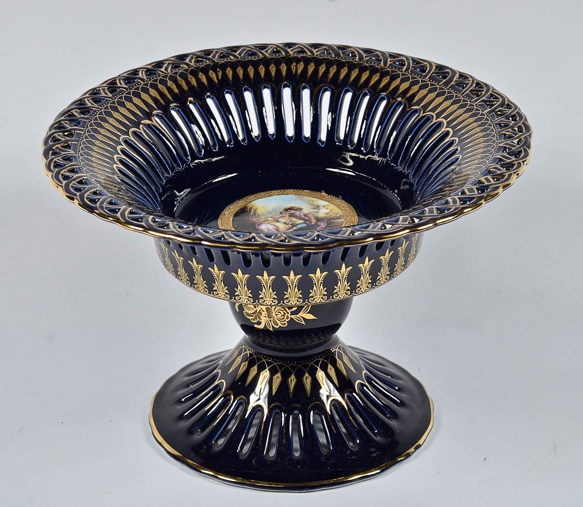 Fruteira de porcelana francesa de SÉVRES na cor azul cobalto decorada...