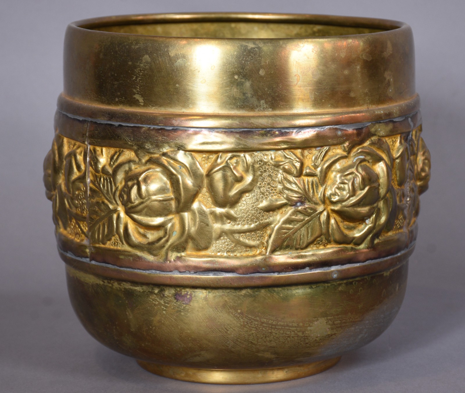 Bowl de metal dourado, grega floral em relevo. (desgastes) - foto 1 de 3
