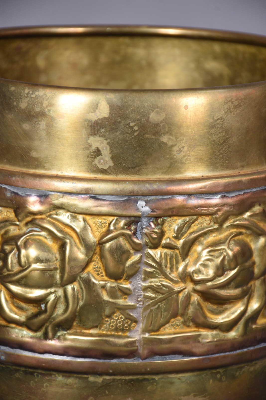 Bowl de metal dourado, grega floral em relevo. (desgastes) - foto 2 de 3