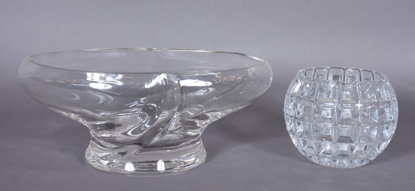 Duas peças, sendo fruteira de cristal e bowl lapidado. - foto 1 de 5
