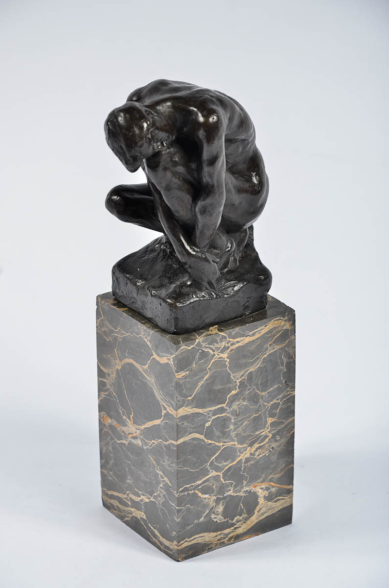 AUGUSTE RODIN - ( França, 1840 - 1917). ESCLAVE ACCROUPI, Escultura...