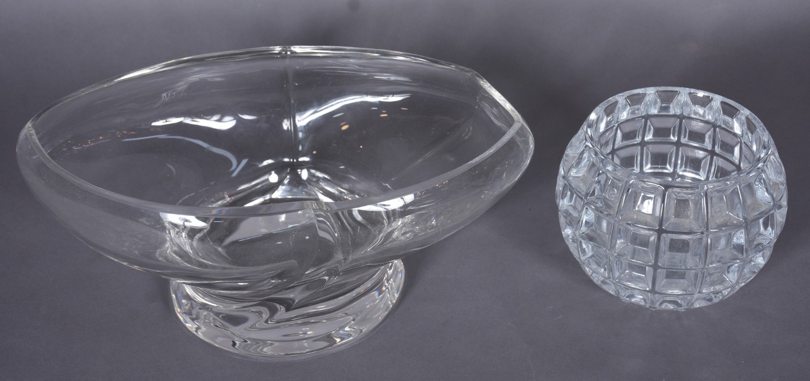 Duas peças, sendo fruteira de cristal e bowl lapidado. - foto 2 de 5