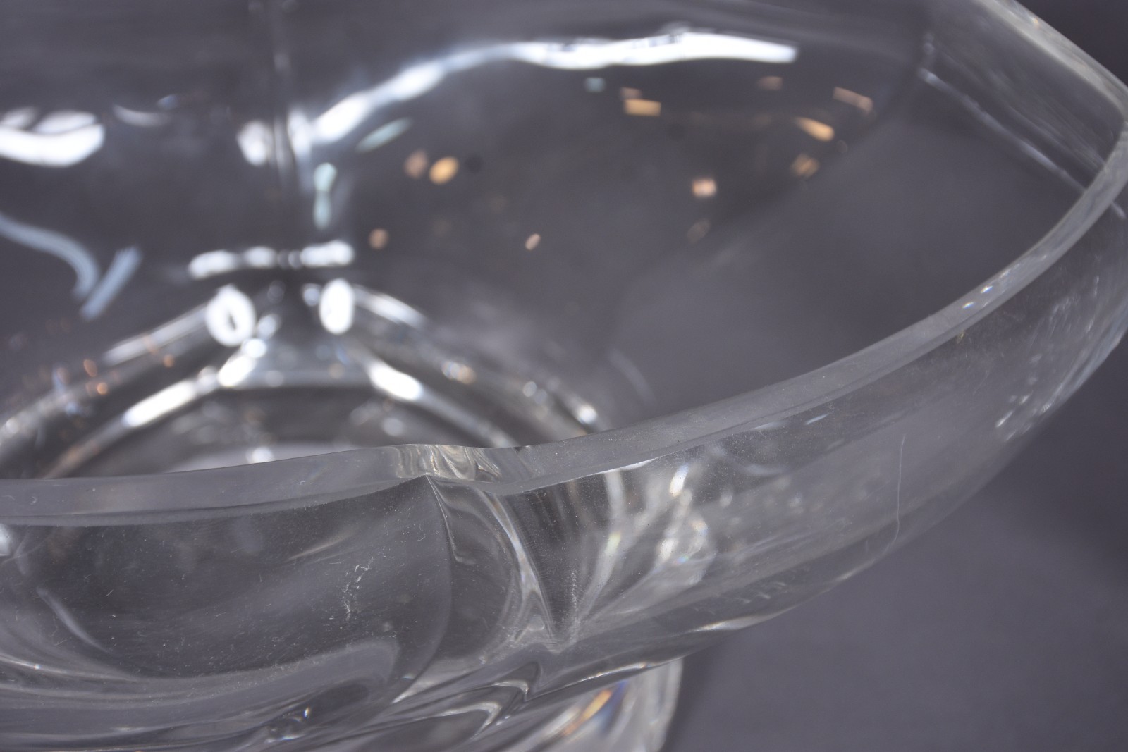 Duas peças, sendo fruteira de cristal e bowl lapidado. - foto 3 de 5