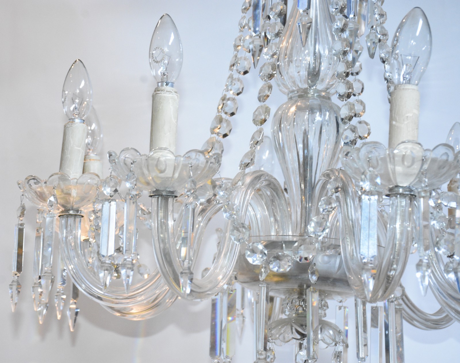 Lustre de cristal para 8 luzes com pingentes lapidados. - foto 3 de 4
