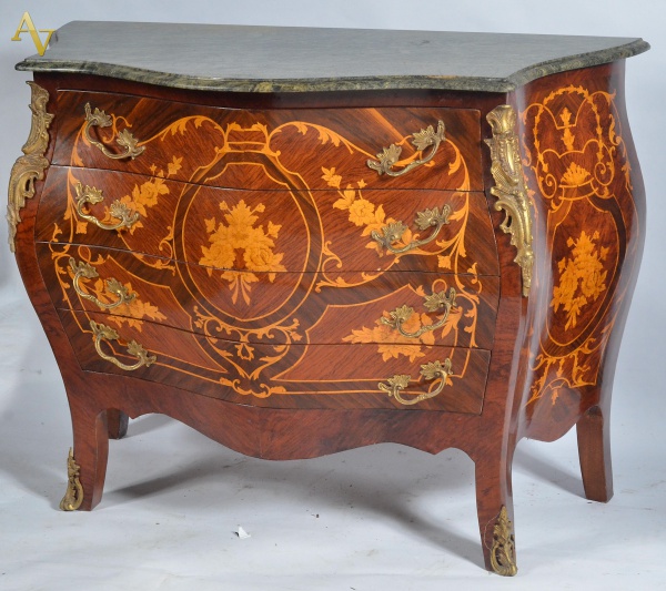 Comoda francesa de madeira nobre marchetada, feitio bombe, tampo de...