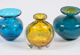 MDINA - Três vasos de murano, sendo 2 produzido... - MDINA - Três vasos de murano, sendo 2 produzidos no atelier de TAQ´ALI, MALTA. Em sommerso de duas camadas sobrepostas em abacate,  safira e oli...