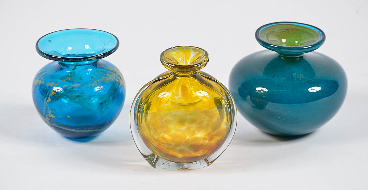 MDINA - Três vasos de murano, sendo 2 produzidos no atelier de...