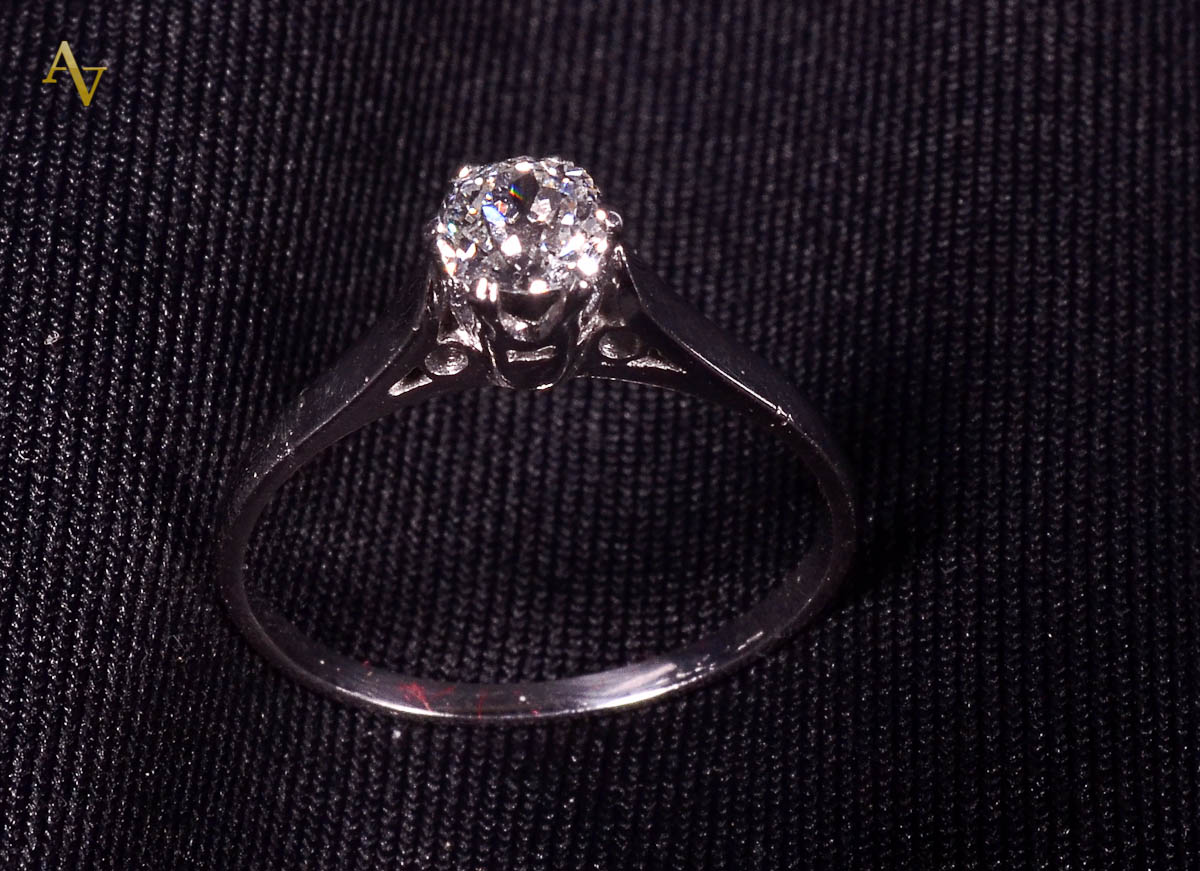 Anel solitário com brilhantes Brasil - 0,30 ct. Peso:2.0 gr.