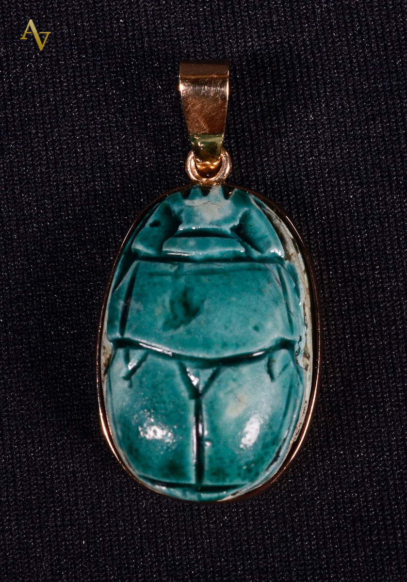 Pendente - Escaravelo do Egito ( símbolo de sorte) cravado em ouro...
