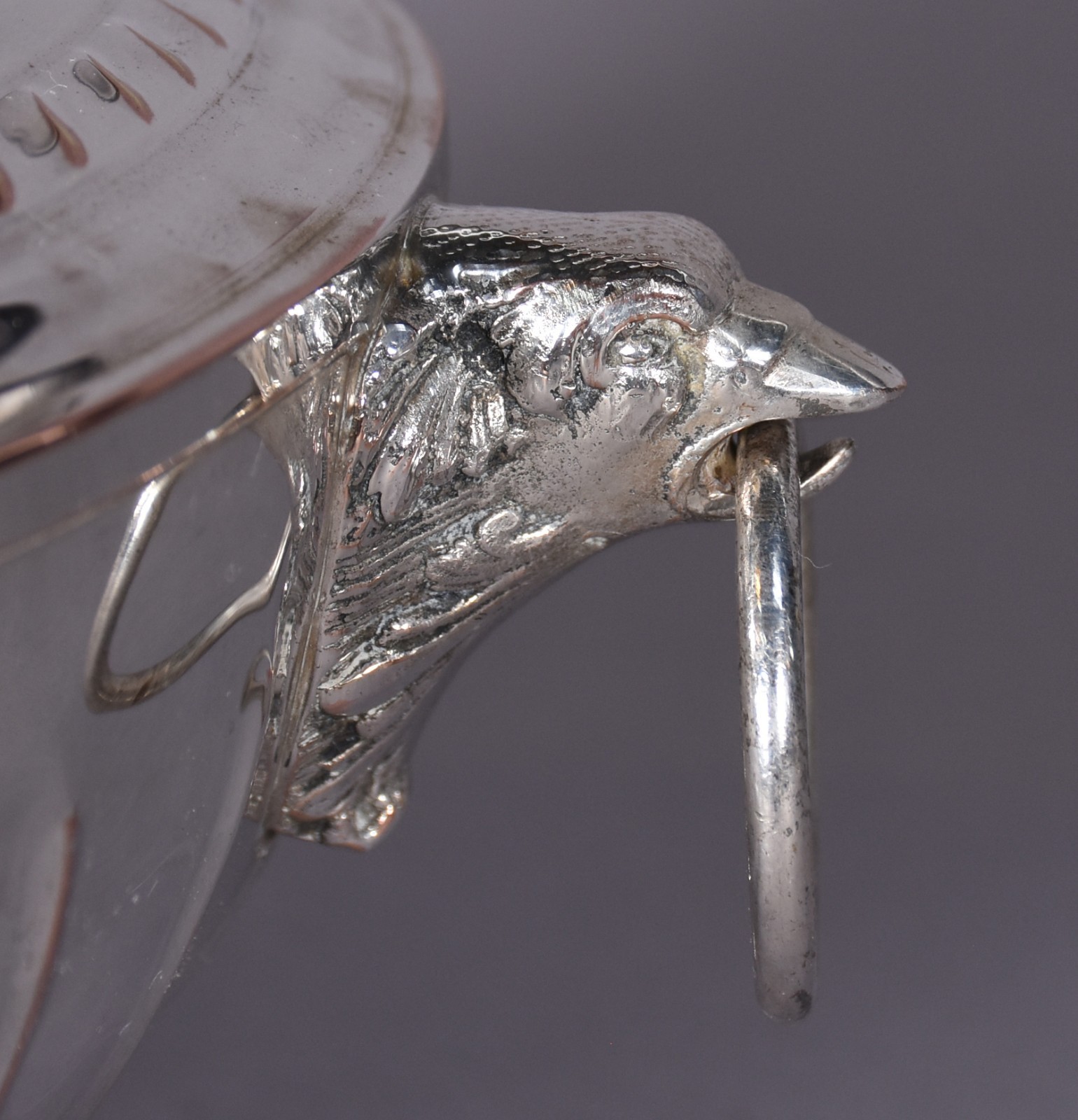 Sopeira de metal prateado, pegas na forma de Águia com argolas, pega... - foto 4 de 8
