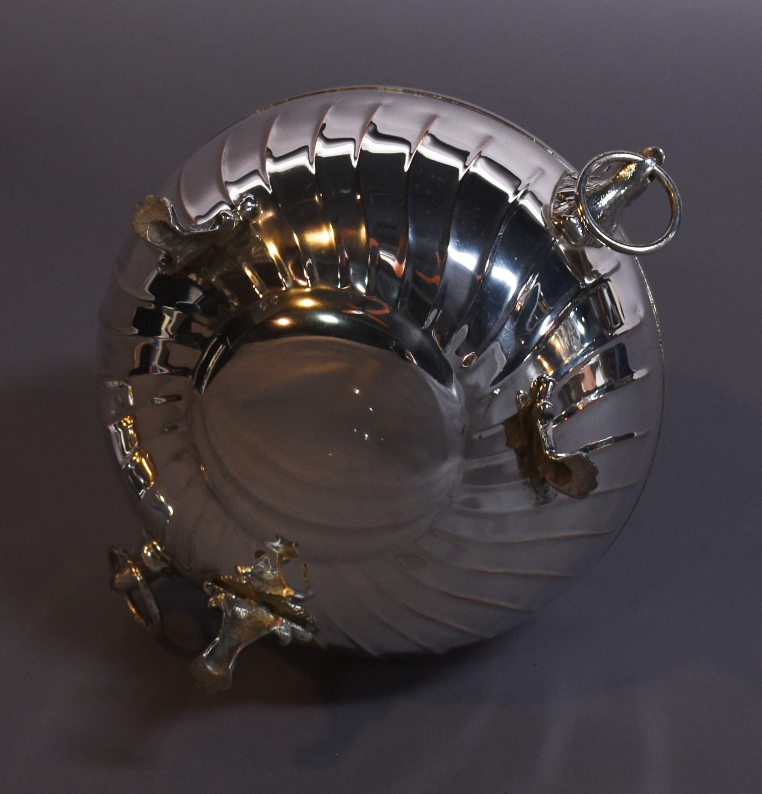 Sopeira de metal prateado, pegas na forma de Águia com argolas, pega... - foto 6 de 8