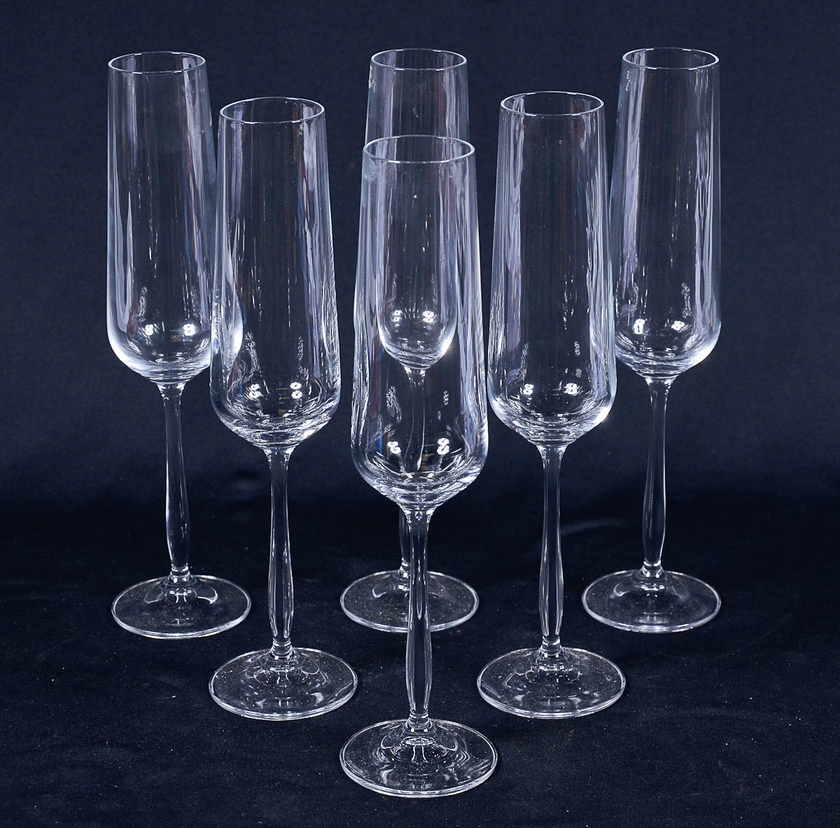 Seis flutes de cristal para champagne.