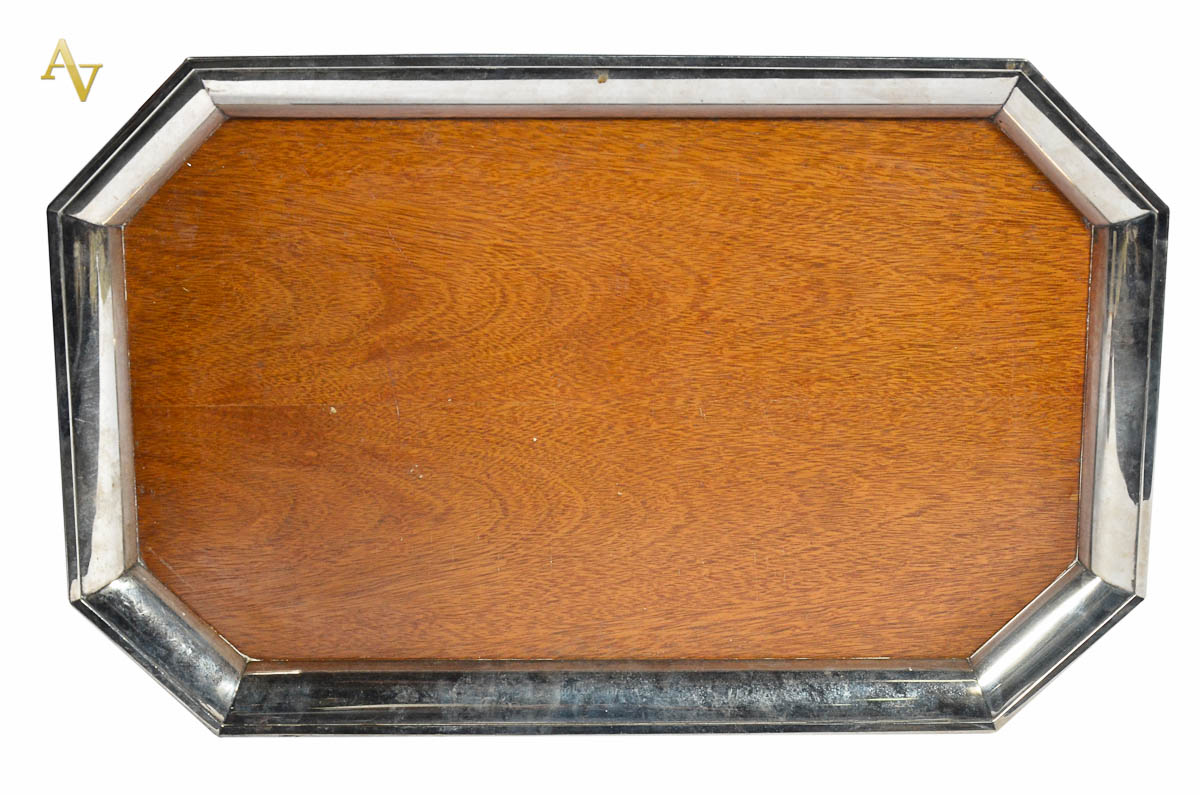 Grande bandeja de madeira e metal prateado. Med. 82 x 52 cm.