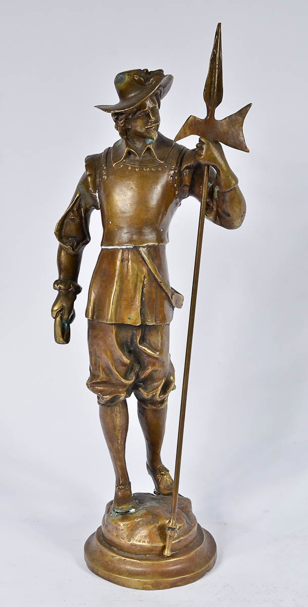 Figura de bronze representando mosqueteiro. Alt. 50 cm.