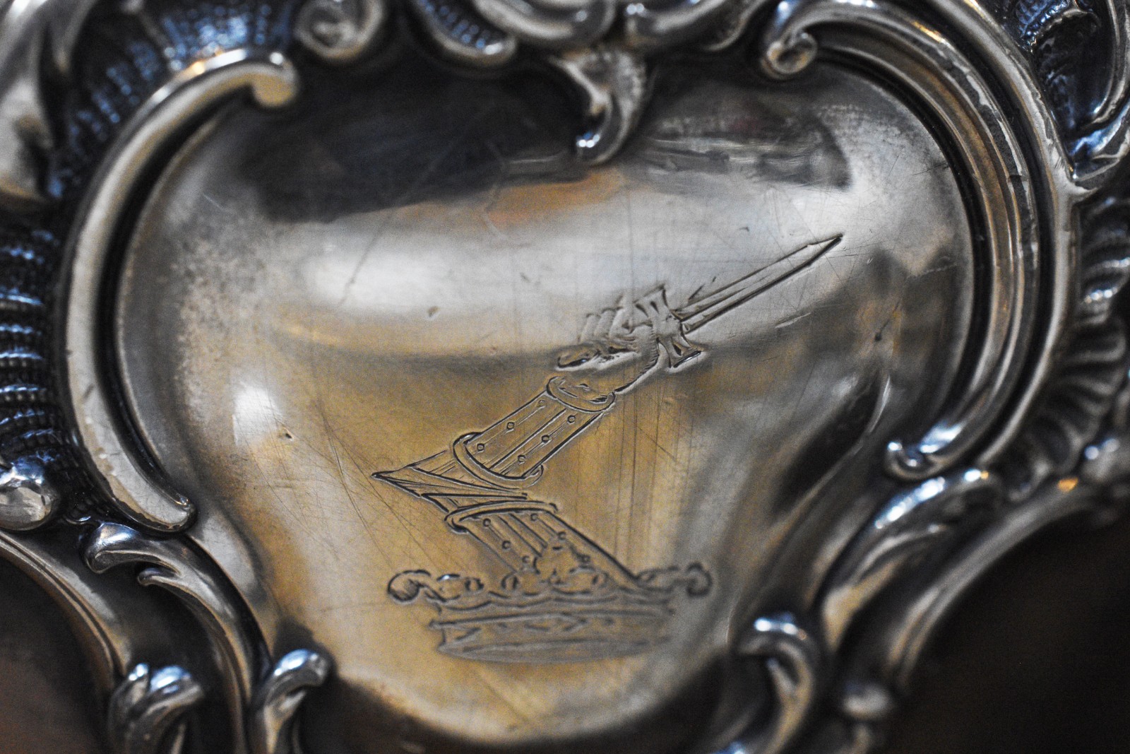 Vaso/floreira de metal prateado com medalhão com objetos cinzelados e... - foto 8 de 8