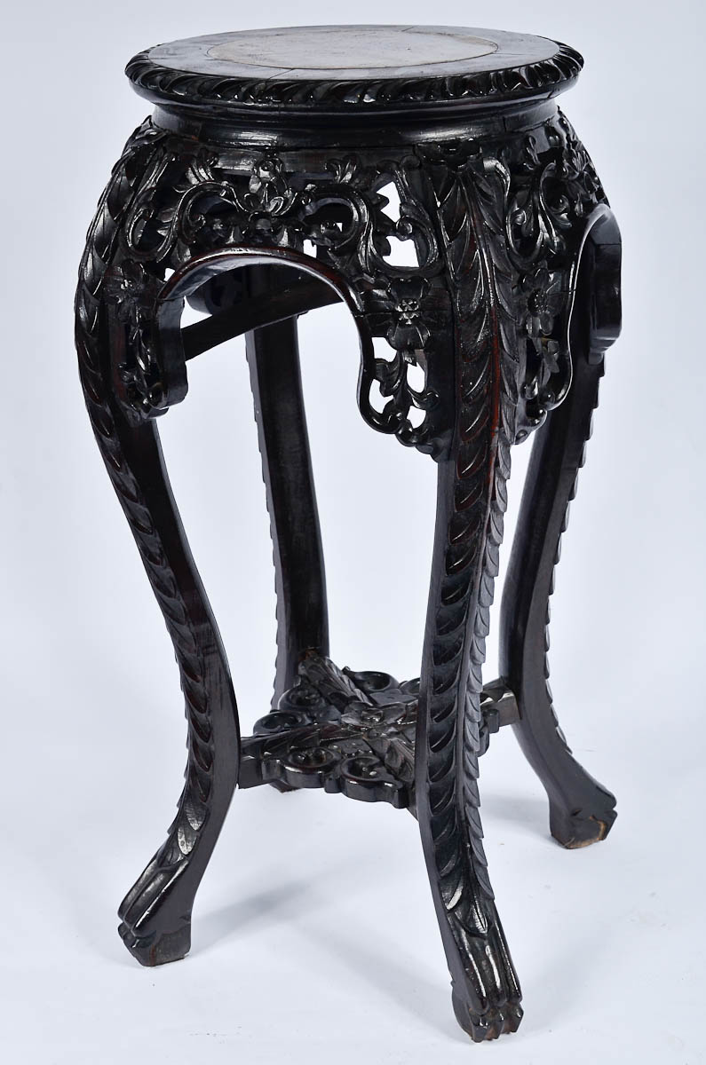 Coluna oriental de madeira entalhada com tampo de mármore. Diam. 27...
